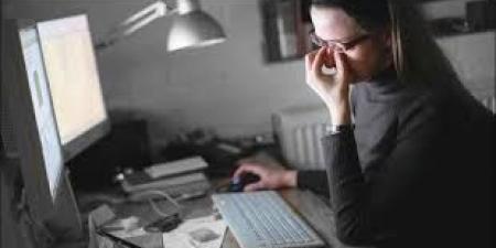 شاشاتك كتير؟ نصائح لحماية عيونك من أضرار الكمبيوتر