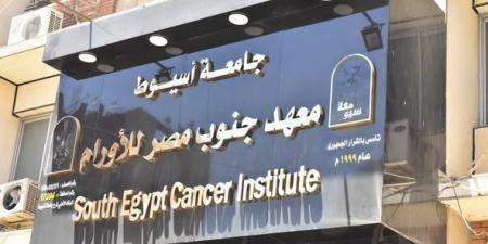 محافظ أسيوط يشارك أطفال معهد الأورام فرحتهم بقرب حلول عيد الأضحى ويوزع الهدايا والملابس