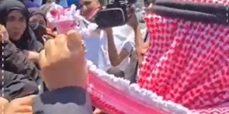 بالفيديو .. وقفة احتجاجية للمطالبة بعفو عام .. والعرموطي لـ"سرايا": اليوم ربطوا شماغي كما ربطوه أول مرة