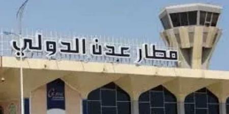 رئيس مجلس ادارة البنك الأهلي يُثير الجدل في عدن بعد تصوير مديره لعامل يمضغ ”القات” داخل مطار المدينة