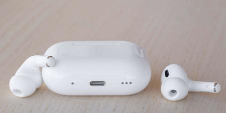 أبل تعزز تجربة AirPods بميزات ذكية: إيماءات رأس جديدة وتحكم بالكاميرا والمزيد