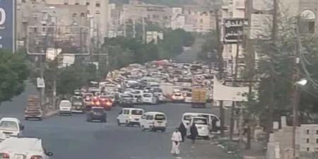 الحوثيون يجبرون المسافرين على السير على الأقدام في المنفذ الشرقي لتعز
