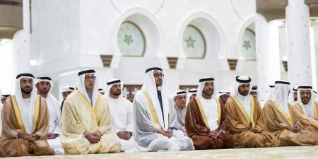 رئيس الدولة يؤدي صلاة عيد الأضحى في جامع الشيخ زايد بأبوظبي