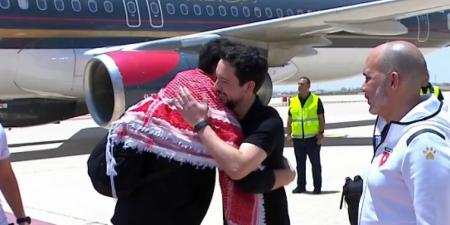 شاهد لحظة وصول ولي العهد والنشامى أرض الوطن .. فيديو