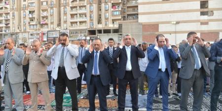 محافظ أسيوط يؤدي صلاة عيد الأضحى بساحة أرض الملاعب