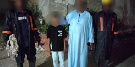 إنقاذ طفل سقط في بالوعة الصرف بالبحر الأحمر