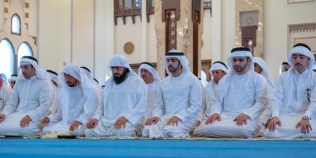 حمدان بن محمد يؤدي صلاة عيد الأضحى بمسجد زعبيل في دبي