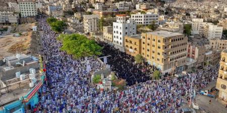 حشود مهيبة في ساحات صلاة العيد.. تعز تُحيي المناسبة بالروحانيات والدعاء