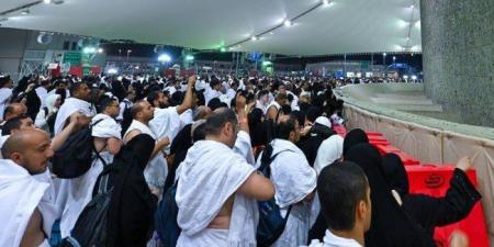 حجاج بيت الله الحرام يرمون جمرة العقبة الكبرى في مشعر منى