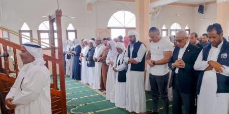 محافظ شمال سيناء يؤدي صلاه العيد وسط جموع المواطنين في مسجد الشلاق بالشيخ زويد  (صور)