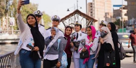 بالورود في الميادين.. وزارة الداخلية تشارك المواطنين الاحتفال بعيد الأضحى المبارك (فيديو وصور)