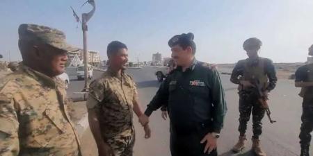 وزير الداخلية يتفقد النقاط الأمنية بعدن في أول أيام عيد الأضحى المبارك