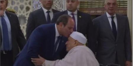 الرئيس السيسي يقبل رأس الدكتور أحمد عمر هاشم خلال أداء صلاة عيد الأضحى