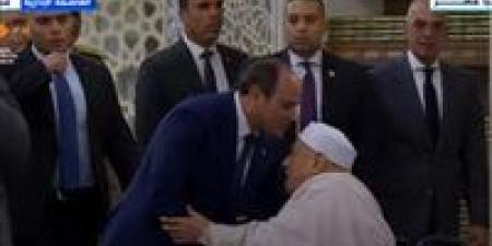 تقدير للعلم والعلماء..الرئيس السيسي يقبل رأس أحمد عمر هاشم في صلاة عيد الأضحى المبارك