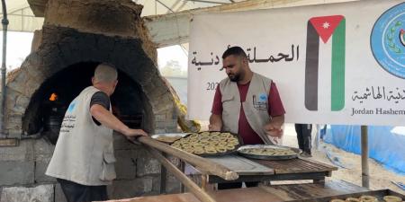الحملة الأردنية والهيئة الخيرية توزّعان كعك العيد جنوب خان يونس
