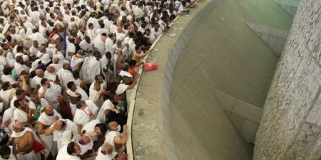 حجاج بيت الله الحرام يرمون الجمرات في أول أيام التشريق
