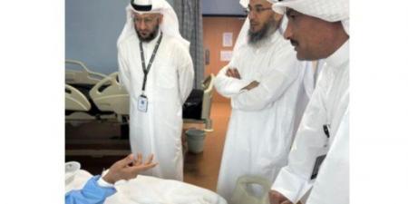 رئيس بعثة الطب الكويتي يطمئن على صحة أحد الحجاج الكويتيين في مكة المكرمة