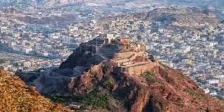 قائد محور تعز يوجّه بتوقيف ناشط بعد كشفه اقتطاعات مالية من إكراميات الجرحى والشهداء
