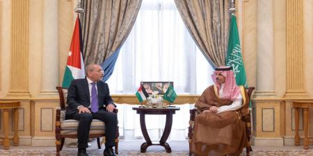 الصفدي ونظيره السعودي يبحثان تبعات العدوان الإسرائيلي على إيران