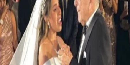 عدلي القيعي يتأثر خلال وصلة رقص مع ابنته بحفل زفافها