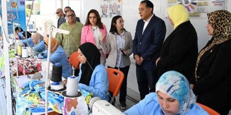 رئيس الوزراء يتفقد قافلة خدمية "زاوية صقر" أبو المطامير