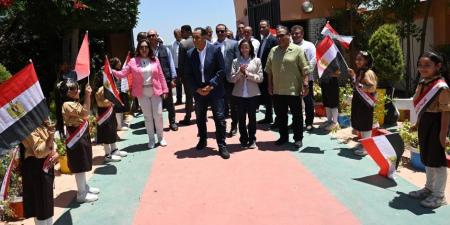 رئيس الوزراء يتفقد مدرسة رزق درويش الابتدائية بزاوية صقر الطلاب: البرنامج الصيفي مهم جدا لصقل المهارات