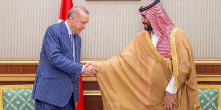 ولي العهد يبحث مع الرئيس التركي تطورات التصعيد في المنطقة وسبل احتواء الأزمة