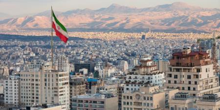 إيران: تفعيل الدفاعات الجوية في طهران لاعتراض صواريخ إسرائيلية