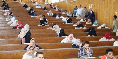 رئيس جامعة المنيا يتابع سير الامتحانات بكليتي الآداب ودار العلوم