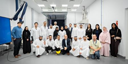 "الإمارات للفضاء" وجامعة خليفة تبدآن تشغيل أول نظام دفع مستدام لقمر اصطناعي مصغر يتم تطويره في الدول