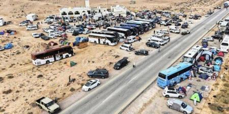 "قافلة الصمود" تتراجع عن التوجه إلى معبر رفح وتواصل اعتصامها غرب سرت