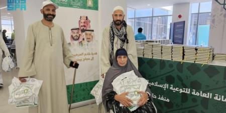 الشؤون الإسلامية توزع هدية خادم الحرمين الشريفين من المصاحف على الحجاج المغادرين عبر منفذ حالة عمار