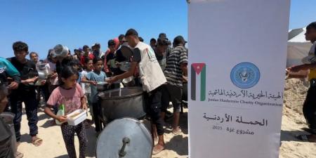 الحملة الأردنية والهيئة الخيرية تسندان آلاف النازحين بالماء والطعام في غزة