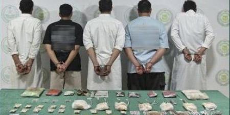 ضبط 5 مواطنين لترويجهم مادة الأفيون المخدر بمنطقة تبوك