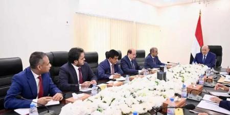 اجتماع طارئ في عدن برئاسة الرئيس العليمي يحذر الحوثيين من الزج باليمن في صراع إقليمي مدمر