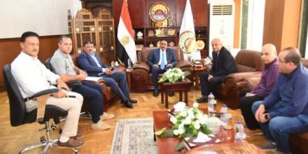 بحث إقامة محطات وقود غاز للسيارات بمطروح