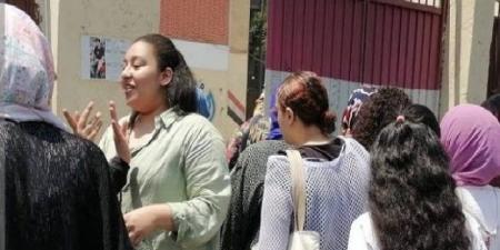 ارتياح بين طلاب الثانوية العامة بأسوان بعد أول امتحان.. و3 أسئلة للمتفوقين