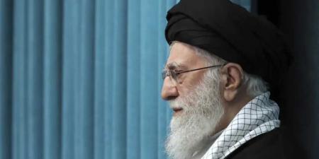 خامنئي يتفاخر بتاريخ إيران.. وكاتب فلسطيني شهير يفحمه بالرد ويسرد سجلا من الهزائم والاستسلامات الإيرانية
