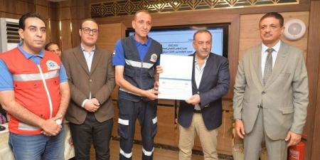 محافظ أسيوط يكرم مسعفًا وسائقًا بالإسعاف لردهما مبلغًا ماليًا