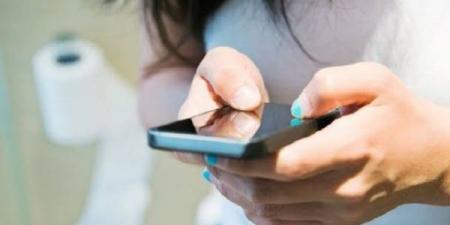 كيف تنتقل البكتيريا إلى هاتفك في الحمام؟
