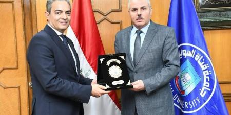 جامعة قناة السويس تُكرم نقيب الإعلاميين لأبحاثه في العلوم البينية