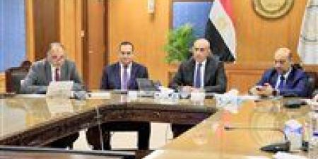 غرفة عمليات الوزارة تتابع وصول صناديق أوراق أسئلة امتحاني الفيزياء والتاريخ إلى اللجان
