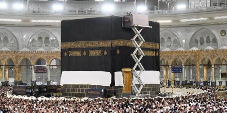 مع مطلع العام الهجري.. استبدال كسوة الكعبة المشرفة