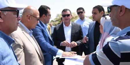 «الشربيني» يتفقد مشروع الإسكان الأخضر وتطوير شبكة الصرف الصناعي بالمنطقة الصناعية A1 بالعاشر
