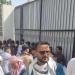 أقارب الطفل مرسال عيدروس يتظاهرون أمام النيابة العامة في تعز للمطالبة بحقه ومحاسبة قاتله