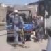 شاهد .. مسلحون حوثيون يعتدون بالضرب على عامل مدني ويعتقلونه في إب (فيديو)