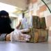 انهيار الريال اليمني بنسبة 54% منذ توقف صادرات النفط.. وارتفاع أسعار الوقود والغذاء