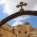 الاحتلال يعيد فتح أبواب كنيسة القيامة في القدس