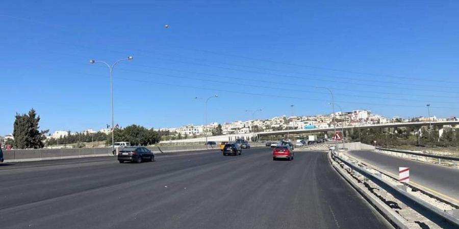 "الأشغال" تبدأ بإنشاء طريق خدمة على طريق المطار عند محطة المناصير