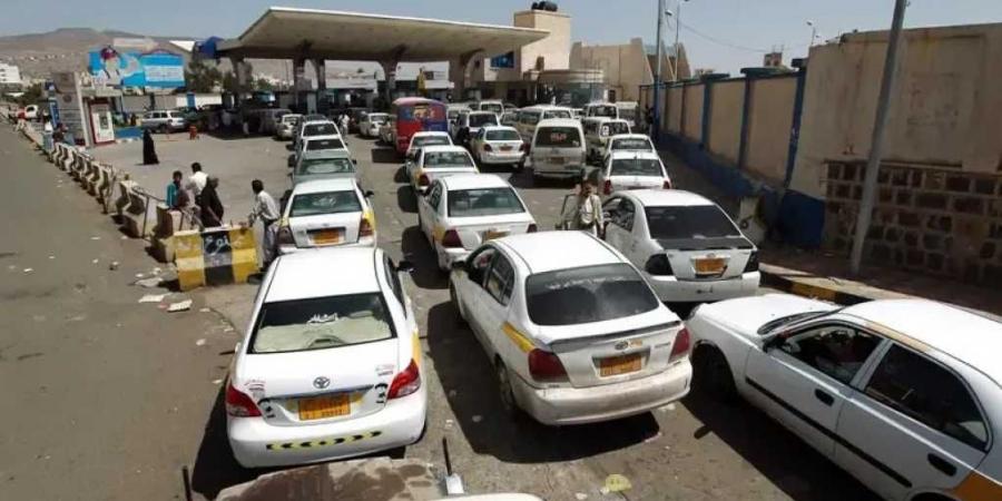 الحوثيون يحذرون من أزمة وقود وشيكة بمناطق سيطرتهم ويحمّلون واشنطن المسؤولية